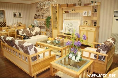 簡潔大方舒適的實木與布藝結合沙發(fā)