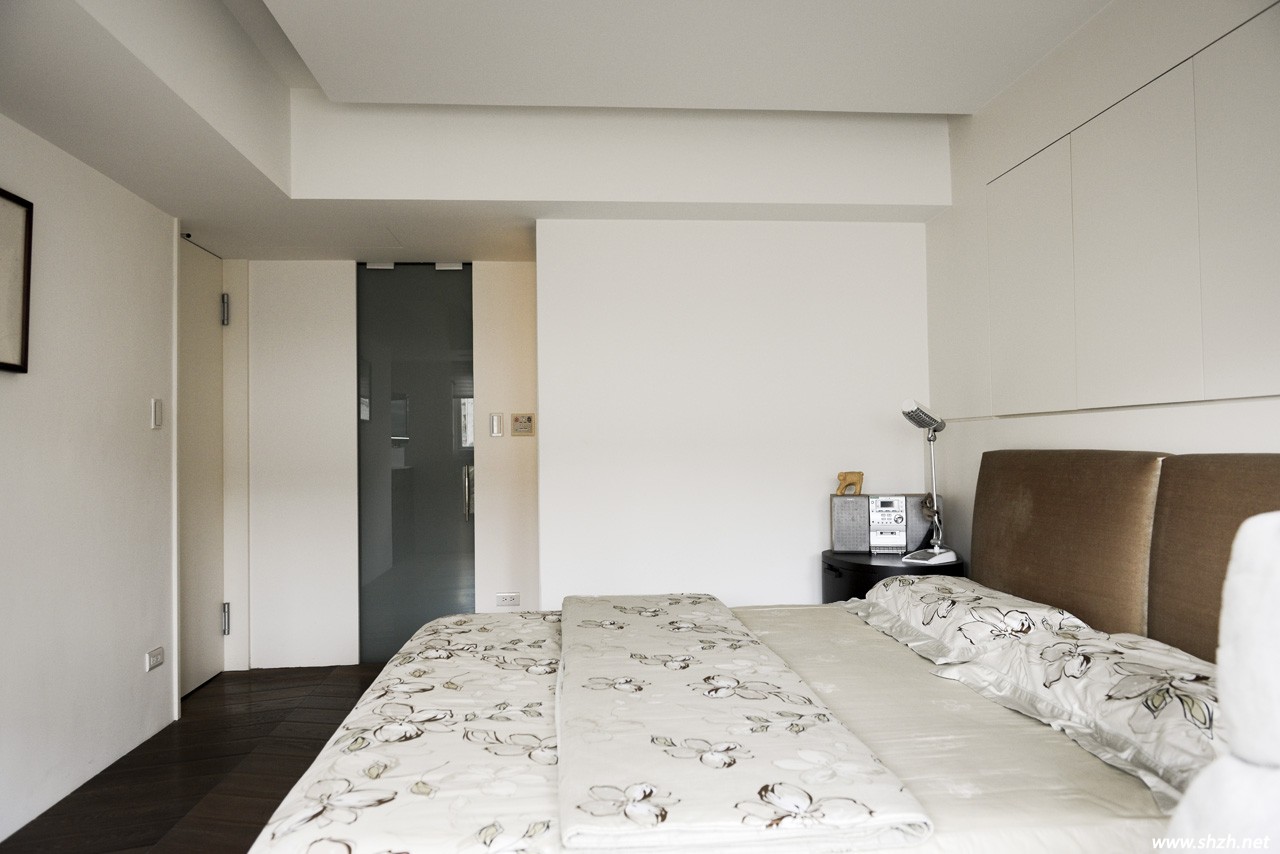 簡約沉穩(wěn)臥室